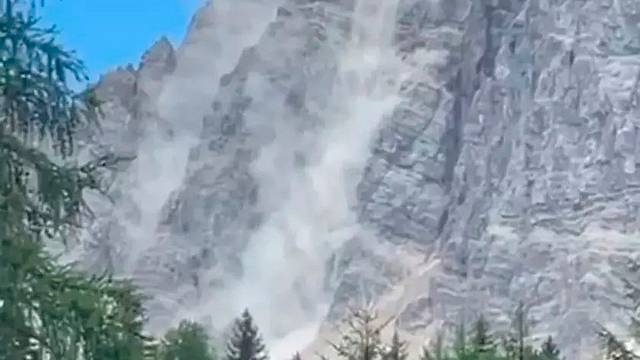 Il crollo di materiale roccioso dal Pelmo oggi 27 luglio 2025