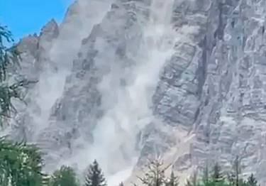 Il crollo di materiale roccioso dal Pelmo oggi 27 luglio 2025