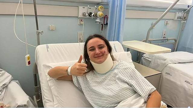 Silvia De Bon,  22 anni, ammaccata sorride dal suo letto all'ospedale Santa Chiara di Trento