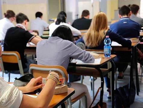 Studenti svolgono lo scritto di maturità - FOTOGRAMMA