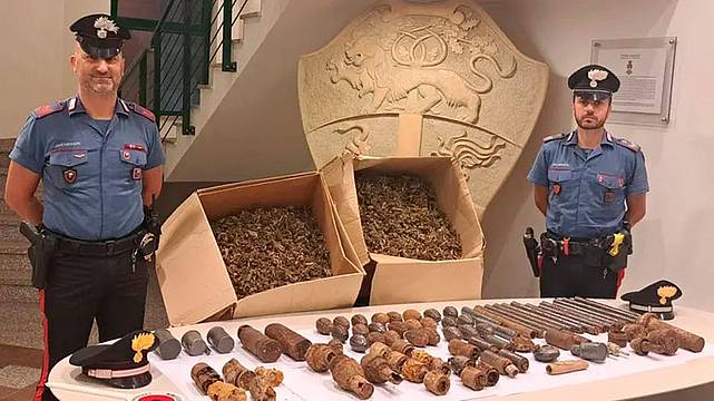 I carabinieri di Feltre con l'arsenale da guerra e la droga sequestrati nel corso dell'operazione di sabato scorso I carabinieri di Feltre con l'arsenale da guerra e la droga sequestrati nel corso dell'operazione di sabato scorso