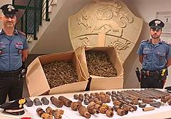 I carabinieri di Feltre con l'arsenale da guerra e la droga sequestrati nel corso dell'operazione di sabato scorso I carabinieri di Feltre con l'arsenale da guerra e la droga sequestrati nel corso dell'operazione di sabato scorso