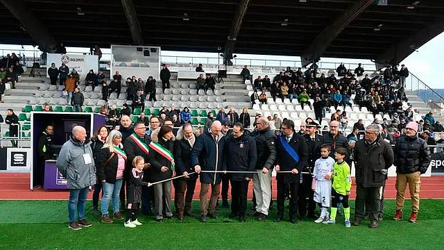 Il taglio del nastro prima della partita tra Dolomiti Bellunesi e Lecco