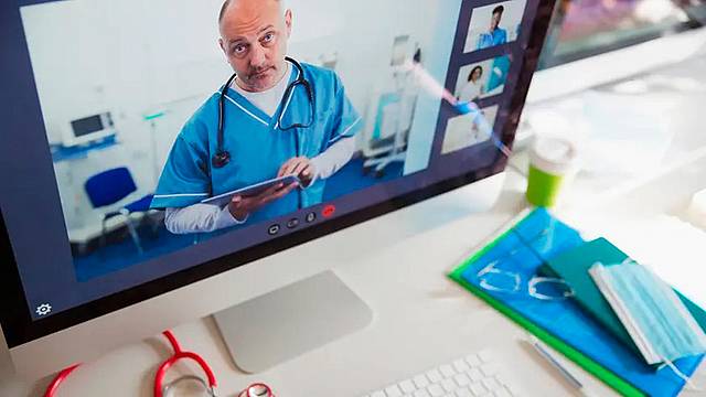 Un medico in teleconsulto