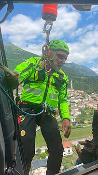 l'equipaggio di Falco 2 lo ha accompagnarlo al campo sportivo, dove si è calato con il verricello, accolto dagli applausi l'equipaggio di Falco 2 lo ha accompagnarlo al campo sportivo, dove si è calato con il verricello, accolto dagli applausi