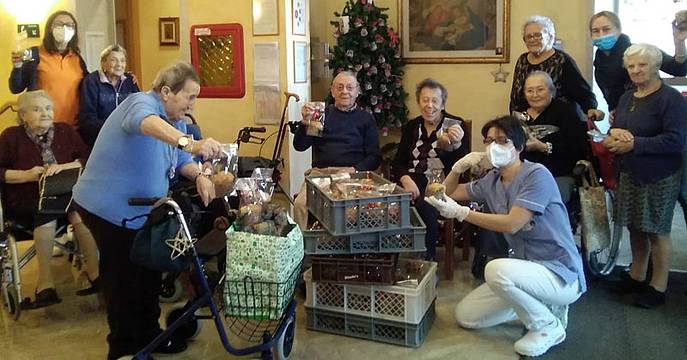 panettoni agli ospiti delle case di riposo panettoni agli ospiti delle case di riposo
