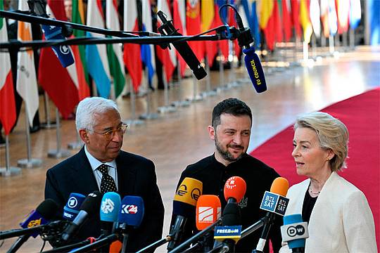 Da sinistra,il presidente del Consiglio Ue Antonio Costa, il presidente ucraino Volodymyr Zelensky e la presidente della Commissione Ue Ursula Von der Leyen (Afp) Da sinistra,il presidente del Consiglio Ue Antonio Costa, il presidente ucraino Volodymyr Zelensky e la presidente della Commissione Ue Ursula Von der Leyen (Afp)