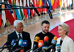 Da sinistra,il presidente del Consiglio Ue Antonio Costa, il presidente ucraino Volodymyr Zelensky e la presidente della Commissione Ue Ursula Von der Leyen (Afp) Da sinistra,il presidente del Consiglio Ue Antonio Costa, il presidente ucraino Volodymyr Zelensky e la presidente della Commissione Ue Ursula Von der Leyen (Afp)