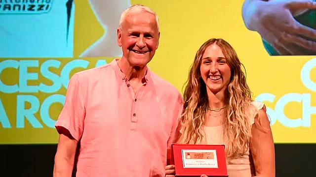 Francesca Dalla Rosa premiata da Jouni Parkkali alla Festa dello sport del Corriere delle Alpi Francesca Dalla Rosa premiata da Jouni Parkkali alla Festa dello sport del Corriere delle Alpi