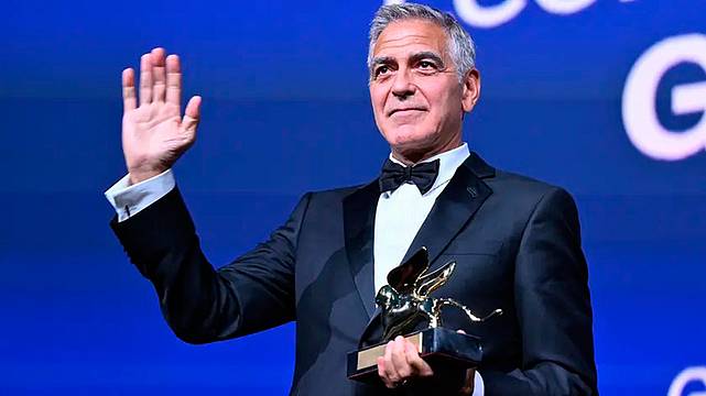 Clooney fa impazzire la Mostra del Cinema, caccia ad autografi e selfie Clooney fa impazzire la Mostra del Cinema, caccia ad autografi e selfie