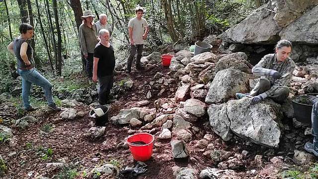 Un momento della ricerca archeologica a Casere, sul monte Dolada