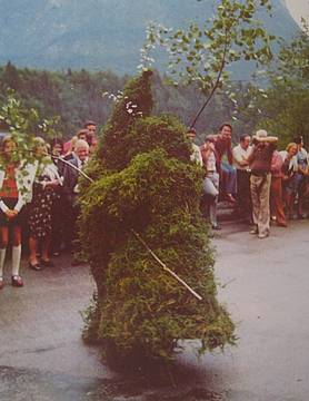 Anni 70. Festa dell'Om selvarech a Ponte Alto di Rivamonte Agordino Anni 70. Festa dell'Om selvarech a Ponte Alto di Rivamonte Agordino