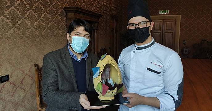 Consegna dell'uovo artistico Consegna dell'uovo artistico