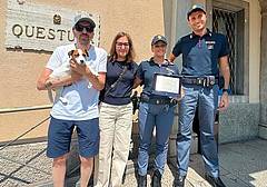La consegna della targa alla questura per il salvataggio di Aiko La consegna della targa alla questura per il salvataggio di Aiko