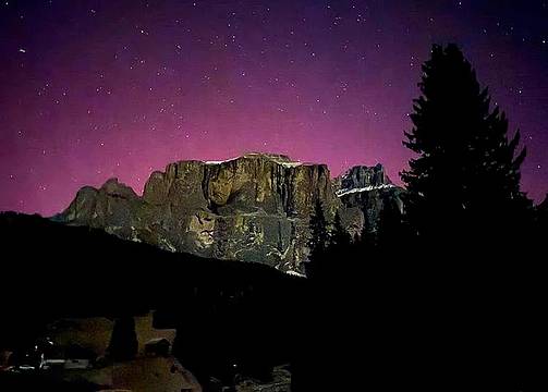 Aurora boreale in Val di Fassa - (Da Facebook)