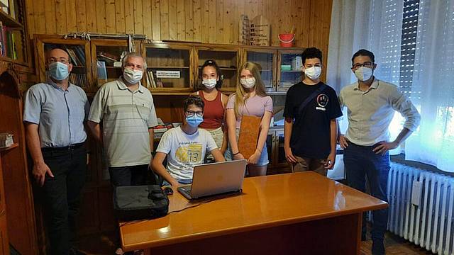 Da sinistra don Mirko, don Sandro, Michele, Sara, Gaia, Elias e Marco Crepaz. Da sinistra don Mirko, don Sandro, Michele, Sara, Gaia, Elias e Marco Crepaz.