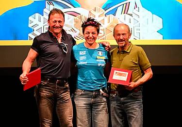 I fondisti Giuseppe Puliè e Maurilio De Zolt con il bronzo olimpico dello snowboard Lucia Dalmasso I fondisti Giuseppe Puliè e Maurilio De Zolt con il bronzo olimpico dello snowboard Lucia Dalmasso