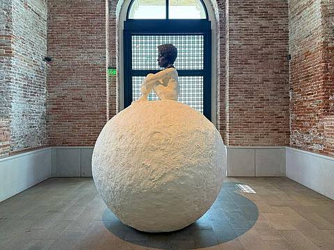 Lorna Simpson, Woman on Snowball, 2018. Courtesy the artist and Hauser & Wirth. Foto Roberto Sala