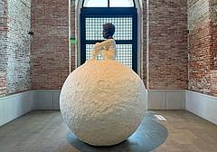 Lorna Simpson, Woman on Snowball, 2018. Courtesy the artist and Hauser & Wirth. Foto Roberto Sala