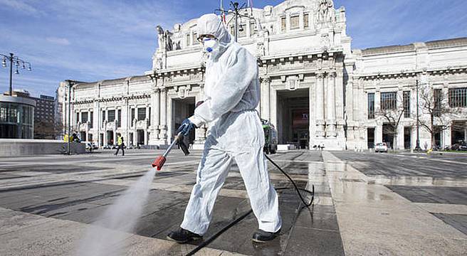 Coronavirus, dall'asfalto al cartone ecco quanto resiste sulle diverse superfici Coronavirus, dall'asfalto al cartone ecco quanto resiste sulle diverse superfici