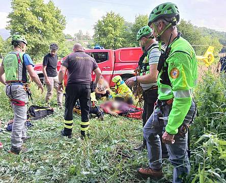Belluno - Anziano scivola in una scarpata Belluno - Anziano scivola in una scarpata