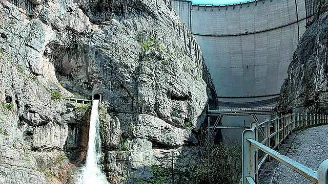 La diga del Vajont inquadrata dalla forra del torrente