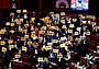 La protesta delle opposizioni in Aula alla Camera dopo la votazione sullo schema d'intesa con la Lombardia La protesta delle opposizioni in Aula alla Camera dopo la votazione sullo schema d'intesa con la Lombardia