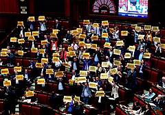 La protesta delle opposizioni in Aula alla Camera dopo la votazione sullo schema d'intesa con la Lombardia La protesta delle opposizioni in Aula alla Camera dopo la votazione sullo schema d'intesa con la Lombardia