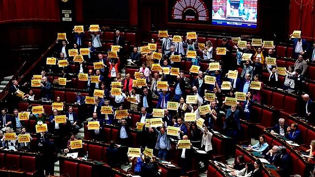 La protesta delle opposizioni in Aula alla Camera dopo la votazione sullo schema d'intesa con la Lombardia