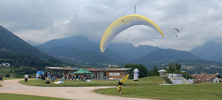 Parapendii nel cielo feltrino Parapendii nel cielo feltrino