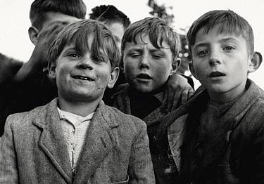 Quando fotografa i bambini, diventa bambina lei stessa. Non esistono assolutamente barriere tra lei, loro e la sua macchina fotografica Quando fotografa i bambini, diventa bambina lei stessa. Non esistono assolutamente barriere tra lei, loro e la sua macchina fotografica