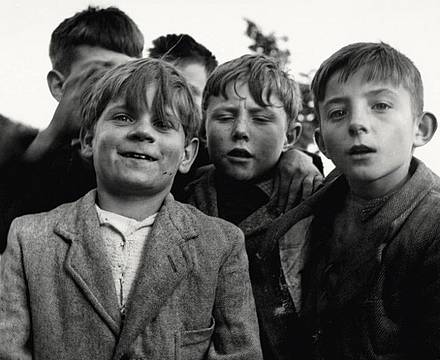 Quando fotografa i bambini, diventa bambina lei stessa. Non esistono assolutamente barriere tra lei, loro e la sua macchina fotografica Quando fotografa i bambini, diventa bambina lei stessa. Non esistono assolutamente barriere tra lei, loro e la sua macchina fotografica