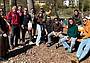 Un gruppo di ragazzi al parco fluviale di Lambioi a Pasquetta 