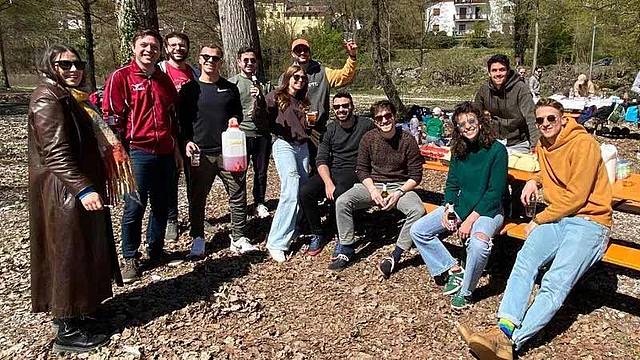 Un gruppo di ragazzi al parco fluviale di Lambioi a Pasquetta Un gruppo di ragazzi al parco fluviale di Lambioi a Pasquetta