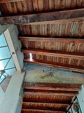 Il tetto in legno del porticato danneggiato Il tetto in legno del porticato danneggiato