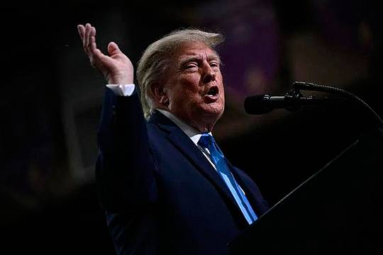 Trump punge l'Europa, Facevamo ridere, ora vogliono copiarci Trump punge l'Europa, Facevamo ridere, ora vogliono copiarci