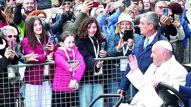 Il Papa tra la folla di fedeli a San Marco