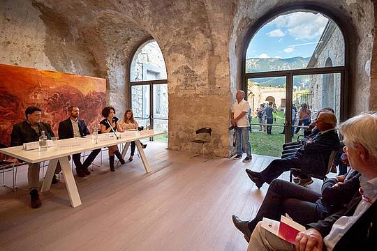 Inaugurazione Brain-tooling_I curatori della mostra_Sullo sfondo, un quadro di Barbara De Vivi_Foto Giacomo De Donà