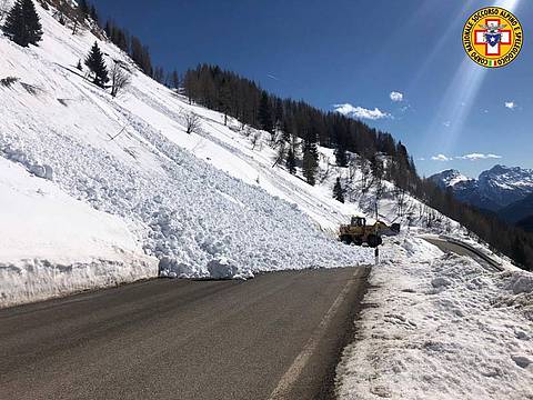 Valanga sulla strada verso Passo Giau, sotto il Rifugio Fedare Valanga sulla strada verso Passo Giau, sotto il Rifugio Fedare