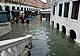 Acqua alta e pioggia battente, piazza San Marco diventa una distesa d’acqua