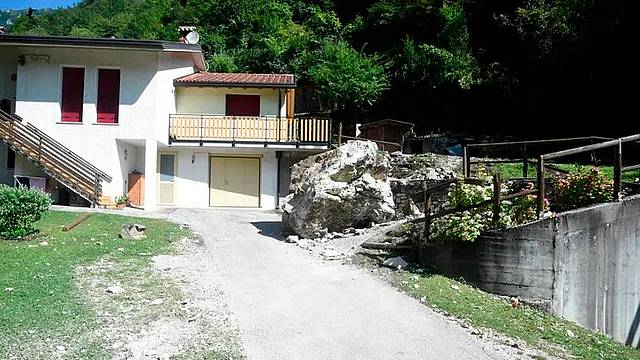 Il masso caduto nel cortile della casa in Valle di Schievenin