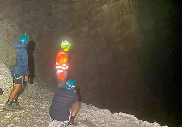 I soccorritori con i due escursionisti I soccorritori con i due escursionisti