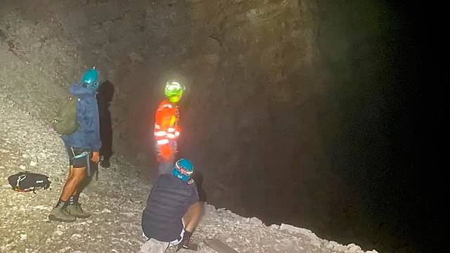 I soccorritori con i due escursionisti I soccorritori con i due escursionisti