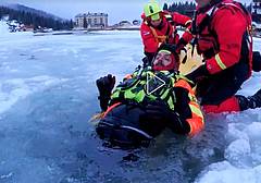 Salvare chi cade nei laghi ghiacciati, lo spettacolare addestramento a Misurina