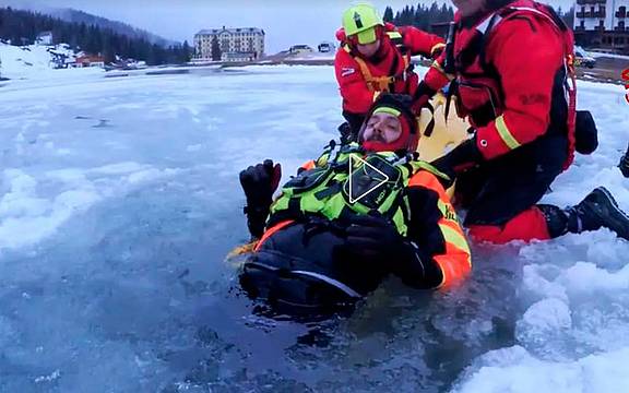 Salvare chi cade nei laghi ghiacciati, lo spettacolare addestramento a Misurina