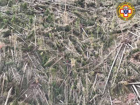 ESCURSIONISTI BLOCCATI DAGLI SCHIANTI ESCURSIONISTI BLOCCATI DAGLI SCHIANTI
