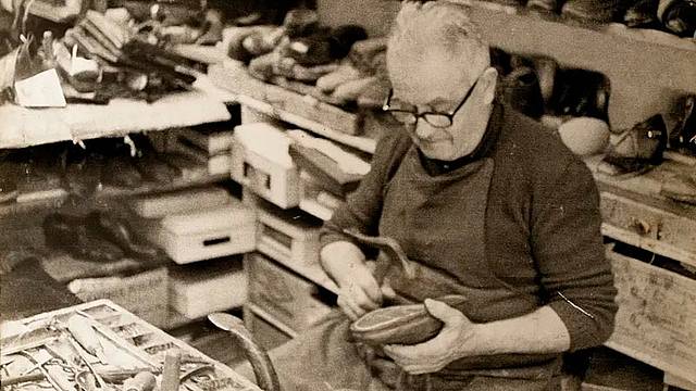 Un calzolaio al lavoro, da cui deriva il cognome veneto Callegaro