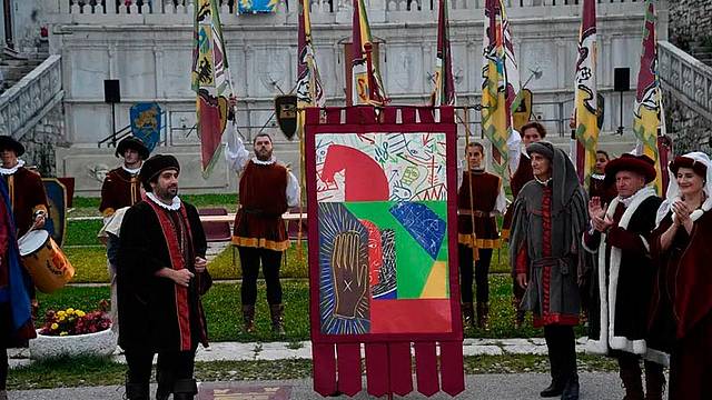 La presentazione del drappo del Palio di Feltre 2025 firmato dall'artista Mimmo Paladino