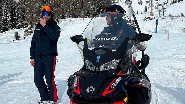 Una pattuglia di carabinieri sulla motoslitta