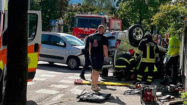 Auto ribaltata a Cavarzano